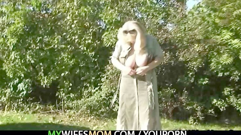 hombre gordo folla una prostituta latina atractiva en el bosque